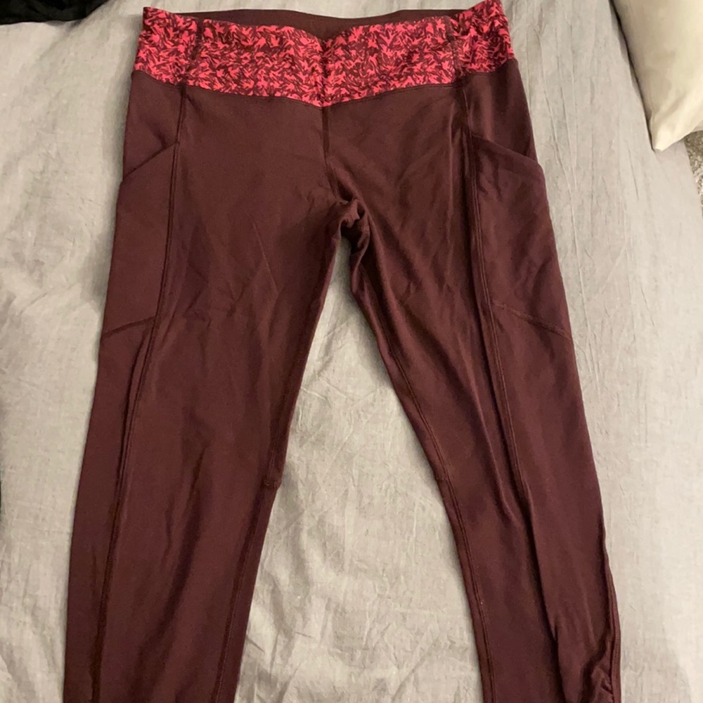 Ankle length Lululemon leggings with pockets.